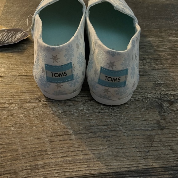 NWT- TOMS alpargata white microsuede slip on loafers w/blue & silver snowflakes - Picture 3 of 8